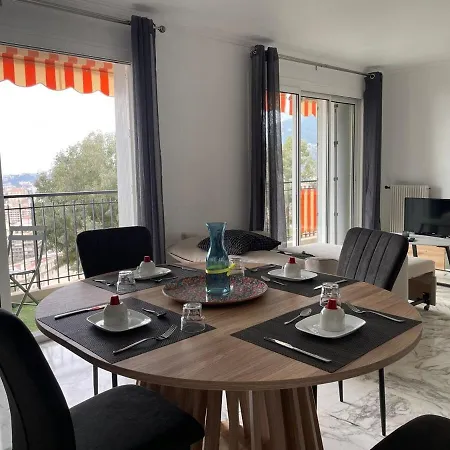 4 Personnes Avec Magnifique Vue